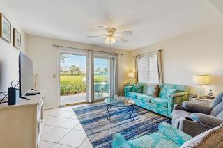 Garden-level condo with patio, 2 pools, gym, tennis & sauna - steps to the beach - 0