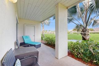 Garden-level condo with patio, 2 pools, gym, tennis & sauna - steps to the beach - 9