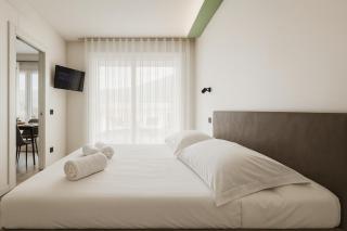 Luxury Retreat in Iseo - Jacuzzi, Balcony & Wi-Fi in the Heart of Town - 7