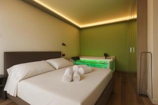 Luxury Retreat in Iseo - Jacuzzi, Balcony & Wi-Fi in the Heart of Town - 6