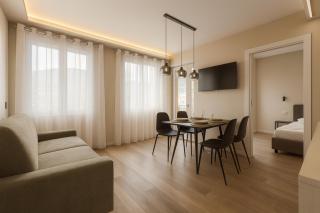 Luxury Retreat in Iseo - Jacuzzi, Balcony & Wi-Fi in the Heart of Town - 8