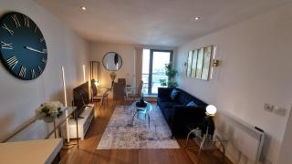 Stylish Apartment - City Centre - Secure Parking - Fast Wifi - Balcony 279O - 0
