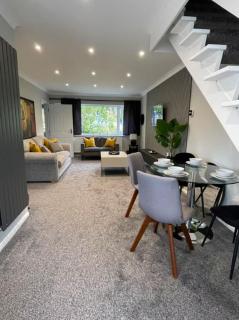 Modern 4Bed Contractor Home - 7