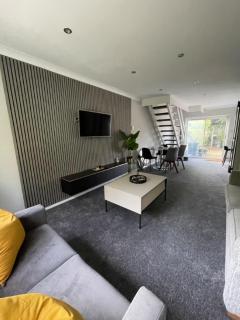 Modern 4Bed Contractor Home - 3
