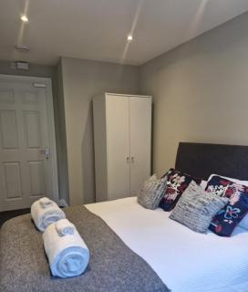 Modern 4Bed Contractor Home - 2