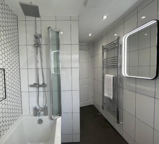 Modern 4Bed Contractor Home - 1