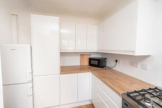 Modern 2-Bed Home with Driveway – Basingstoke - 4