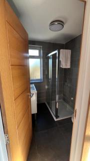 Bright & Modern 1-Bed Apartment in Prime Location - 1