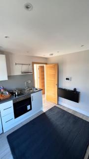 Bright & Modern 1-Bed Apartment in Prime Location - 5