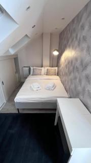 Bright & Modern 1-Bed Apartment in Prime Location - 2