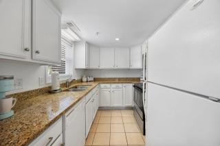Spacious 2 BR Retreat- Island Palms C1 - 8