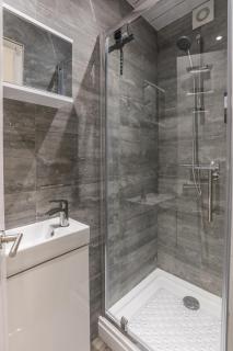Cosy Stylish 5-Bed 3-Bath, With Free Wi-Fi, Garden and Parking - 8