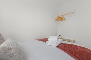 Cosy Stylish 5-Bed 3-Bath, With Free Wi-Fi, Garden and Parking - 5