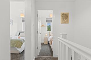 Cosy Stylish 5-Bed 3-Bath, With Free Wi-Fi, Garden and Parking - 3