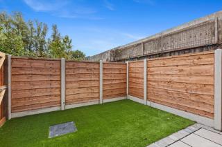 Cosy Stylish 5-Bed 3-Bath, With Free Wi-Fi, Garden and Parking - 9