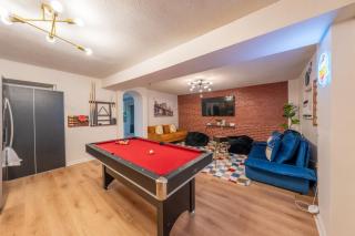 5BR 3BTH House, Steps to Bars, Dining, NYC Access with GameRm, Backyard with BBQ and Parking - 3