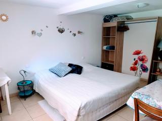 chambre et salle de bain privé s'ouvrant sur terrasse, jardin et cuisine d'été - 7