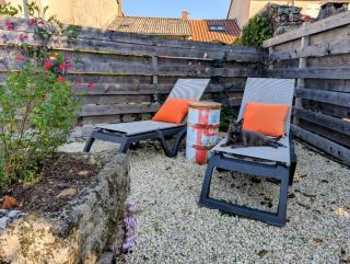 Garage Number 9 Private Urban Loft Apartment with Jacuzzi in Le Dorat - 1