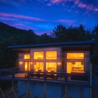 Modern Mountain-Top Chalet with Glass-Wall Views near Dollywood in Pigeon Forge, Tennessee - 9