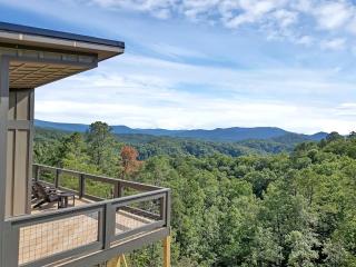 Modern Mountain-Top Chalet with Glass-Wall Views near Dollywood in Pigeon Forge, Tennessee - 7