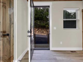 Modern Mountain-Top Chalet with Glass-Wall Views near Dollywood in Pigeon Forge, Tennessee - 5