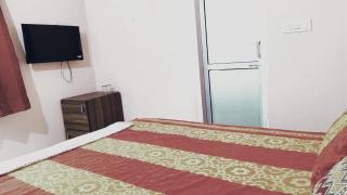 DEEPAK HOMESTAY & PALACE - Near Celebration Mall & Market - In Budget Rooms - 1