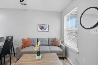 Cozy Contemporary Stay I Pool & Gym I Free Parking - 0