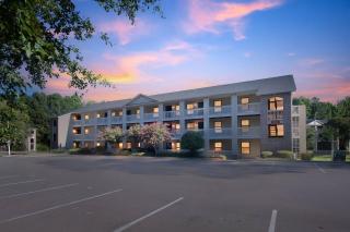 Fayetteville Bright & Chic Suite I Onsite Parking - 0