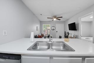 Cozy Contemporary Stay I Pool & Gym I Free Parking - 7