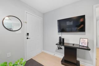 Cozy Contemporary Stay I Pool & Gym I Free Parking - 1
