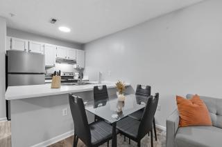 Cozy Contemporary Stay I Pool & Gym I Free Parking - 3