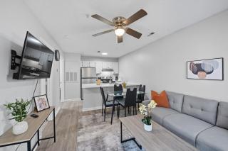 Cozy Contemporary Stay I Pool & Gym I Free Parking - 6