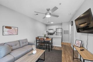 Fayetteville Bright & Chic Suite I Onsite Parking - 8