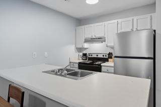 Fayetteville Bright & Chic Suite I Onsite Parking - 6