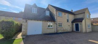 Immense 6 bed with massive garden right on A1 - 9