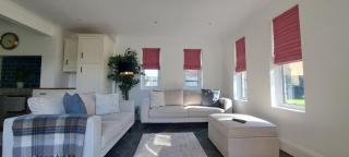 Immense 6 bed with massive garden right on A1 - 7