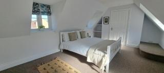 Immense 6 bed with massive garden right on A1 - 2