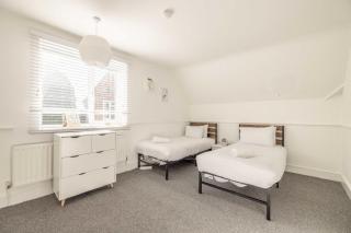 Contractor & Group Stay 6-Bed House with Parking - 6