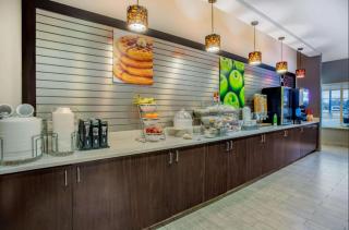 La Quinta Inn & Suites - 6