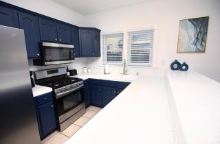 Spacious Downtown Gem With Parking - 3