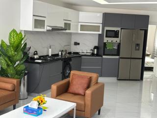 Stunning 2 Bedroom Apartment Overlooking the Ocean - 6