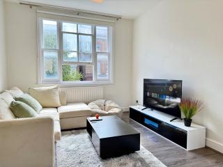 2Bed Apartment-Sleeps 4 Pets Ok & Balcony - 8