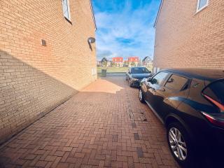 Cozy Double Room with Private Shower in Hampton Lakes - 8