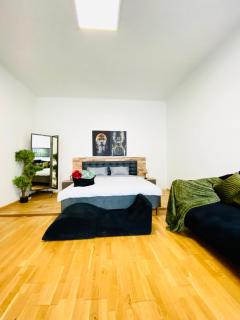 Bright 2BR Retreat Steps from Westbahnhof - 0