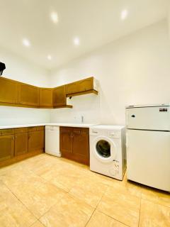Bright 2BR Retreat Steps from Westbahnhof - 5