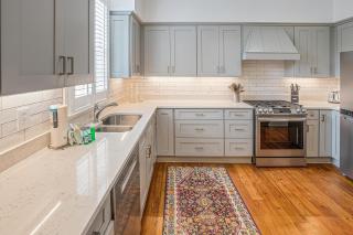 Huntingdon Getaway by Lucky Savannah - 1