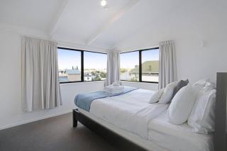 Parnell Home with Pool, Parking and Rangitoto View - 4