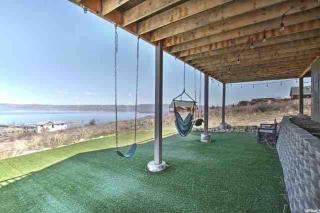 Putting green with hot tub, swings and spectacular views - 6