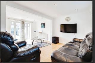 Family Friendly 3BR Haven in Northolt with Parking - 8