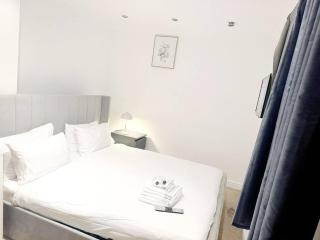 Family Friendly 3BR Haven in Northolt with Parking - 4